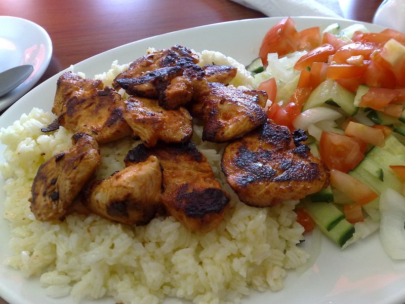 Assiette kebab maison poulet, riz et sauce blanche
