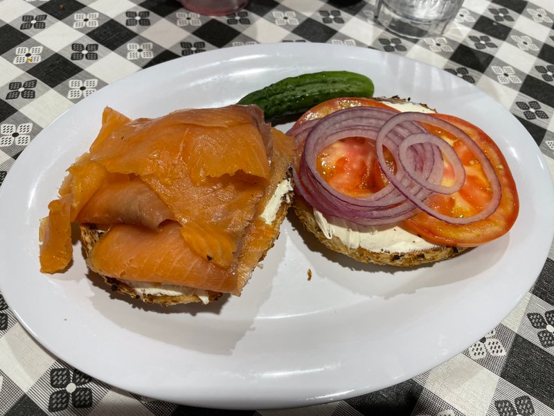 Bagel saumon fumé cream cheese œufs brouillés