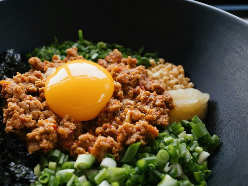 Bowl de riz au porc haché soja-gingembre et œuf