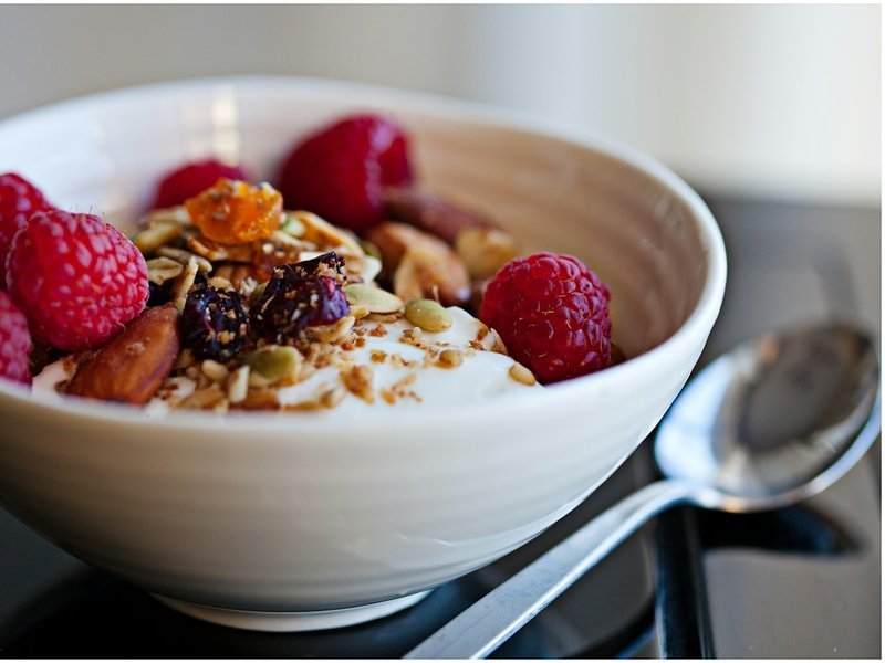 Bowl de skyr, flocons d'avoine, fruits rouges et amandes
