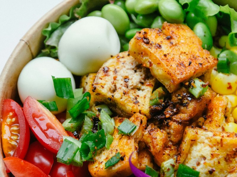 Bowl tofu grillé, boulgour, pois chiches et légumes rôtis