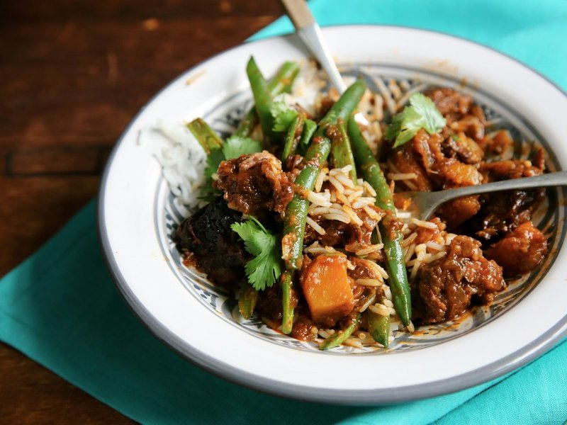 Émincé de dinde au curry doux, riz basmati et haricots verts