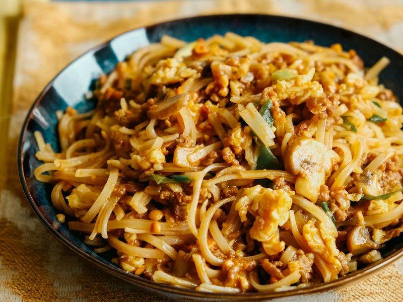 Nouilles sautées au porc haché, chou et œuf