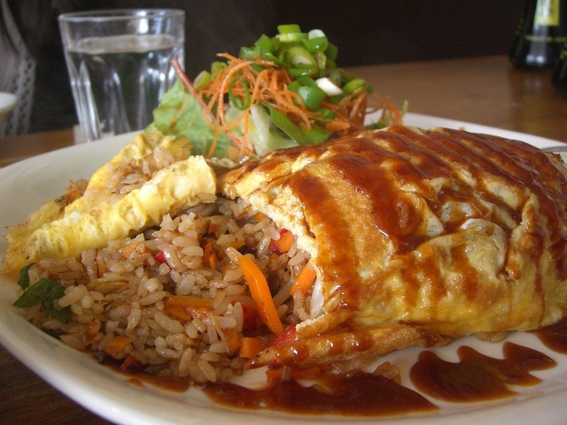 Omurice au poulet (omelette sur riz sauté au ketchup)