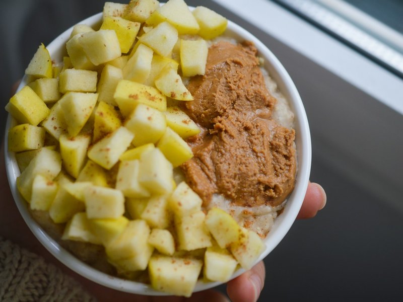 Porridge protéiné pomme cannelle et noix