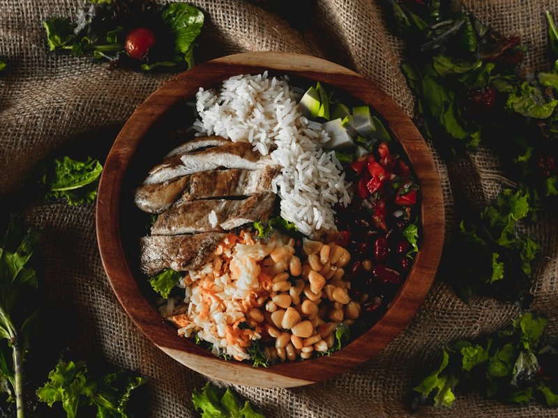 Riz créole au poulet, haricots rouges et lait de coco