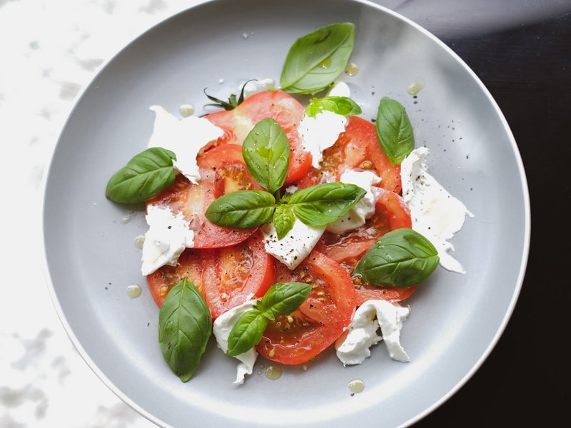 Salade caprese mozzarella tomates basilic