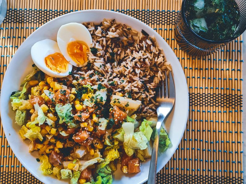 Salade de riz au thon, œufs durs et maïs