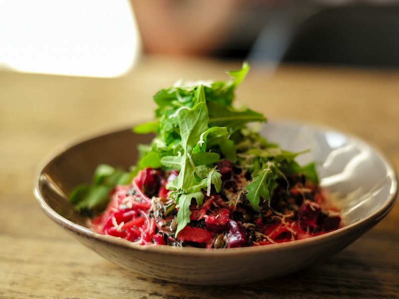 Salade truite fumée betterave roquette noix