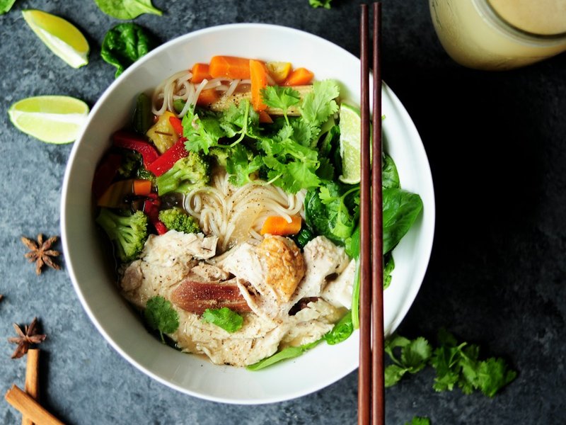 Soupe thaï au poulet, edamame et nouilles de riz