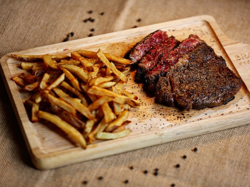Steak haché sauce au poivre et frites maison