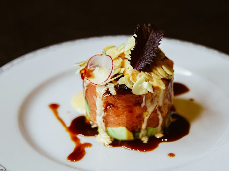 Tartare de saumon avocat citron vert pain grillé