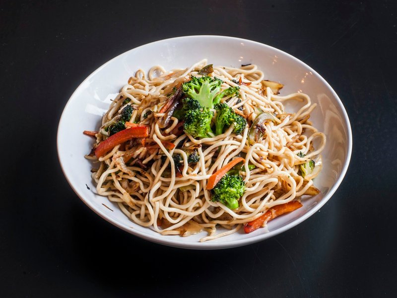 Wok de poulet, brocoli, champignons et nouilles de riz